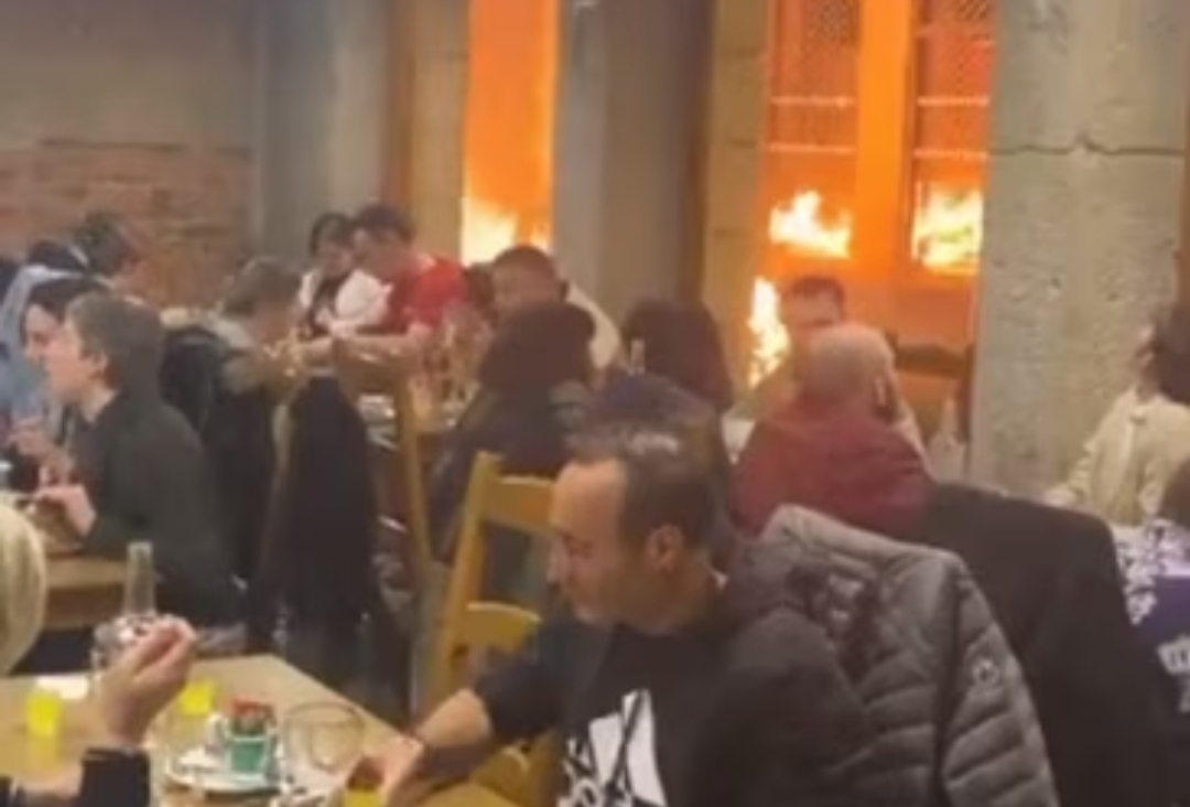 Franceses cenan en un restaurante mientras la ciudad arde en llamas