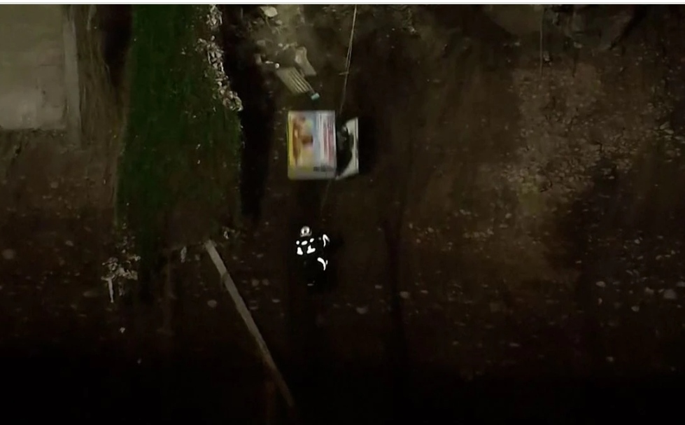 Viral|Una nevera cae encima de un rescatista en Perú