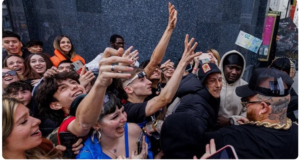 Locura en el centro de Madrid: Cantante de trap lanzó 5.000 euros en plena plaza para promocionar su disco