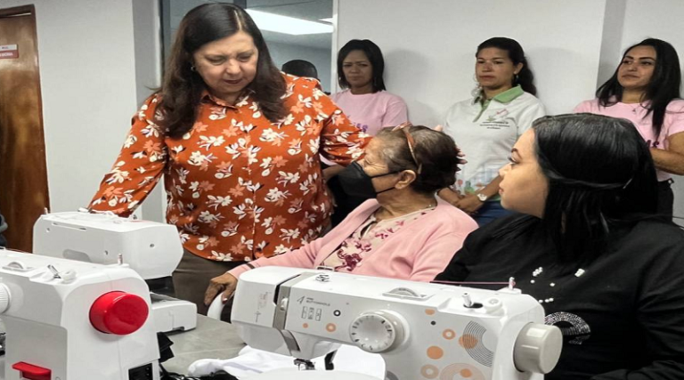 Más de 30 emprendedoras en Caracas recibieron dotación de máquinas de coser