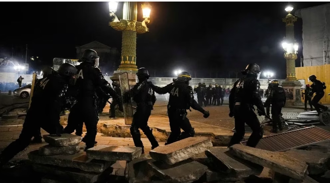 Más de 200 detenidos dejaron las protestas en París contra la reforma de pensiones impulsada por Macron