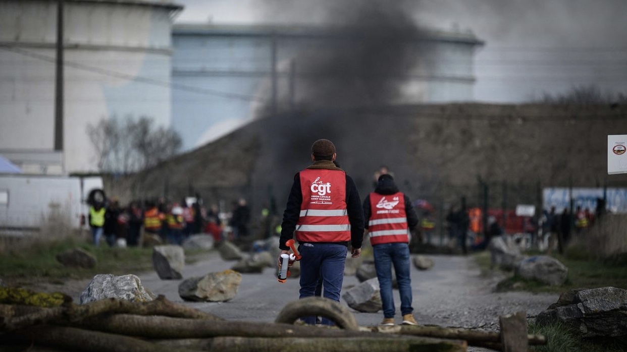 Francia afronta huelgas parciales después de otra noche de disturbios