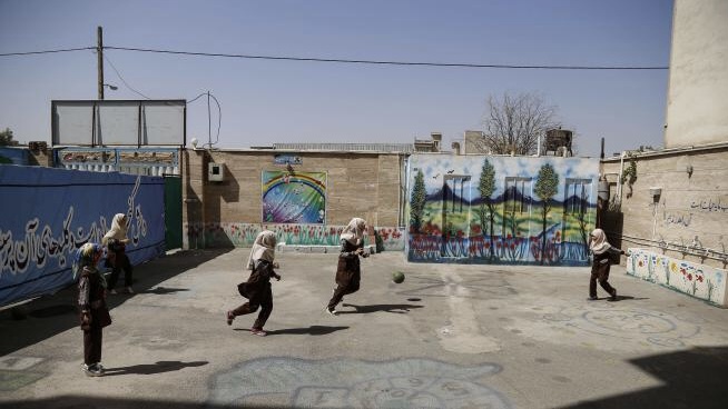 Docenas de niñas son envenenadas con gas en seis colegios de Irán