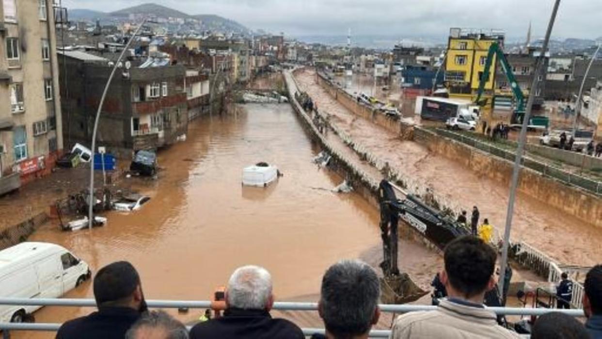Registran al menos 14 muertos por inundaciones en la zona del sismo en Turquía