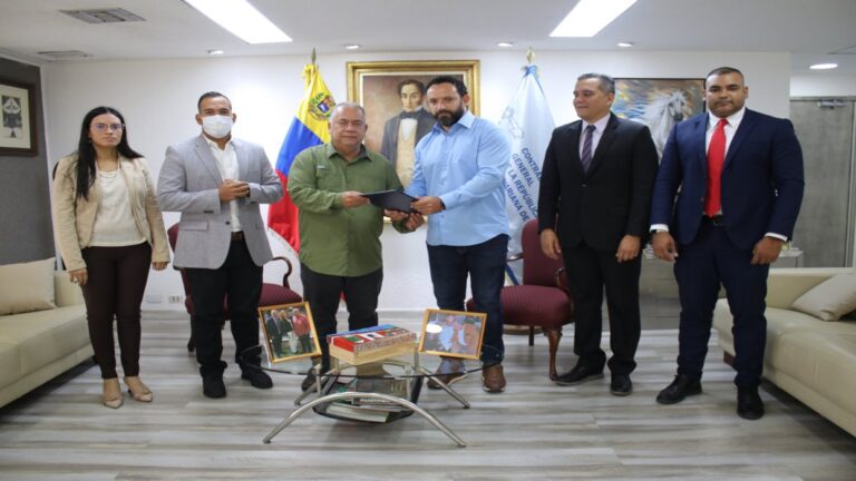 Alcalde del municipio Jáuregui entregó informe de trabajo al Contralor General de la República