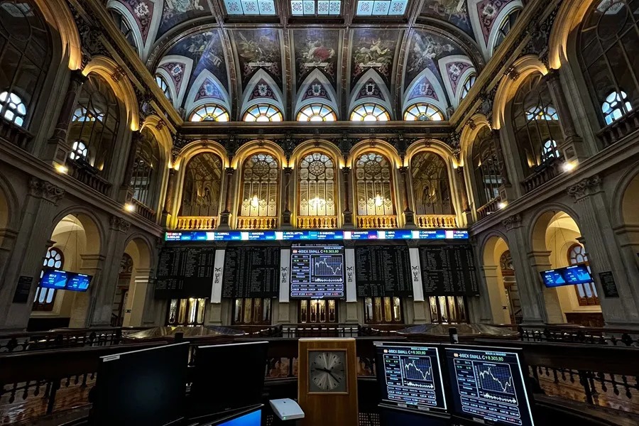 La Bolsa española cae un 4,37% por el miedo a la quiebra de Credit Suisse