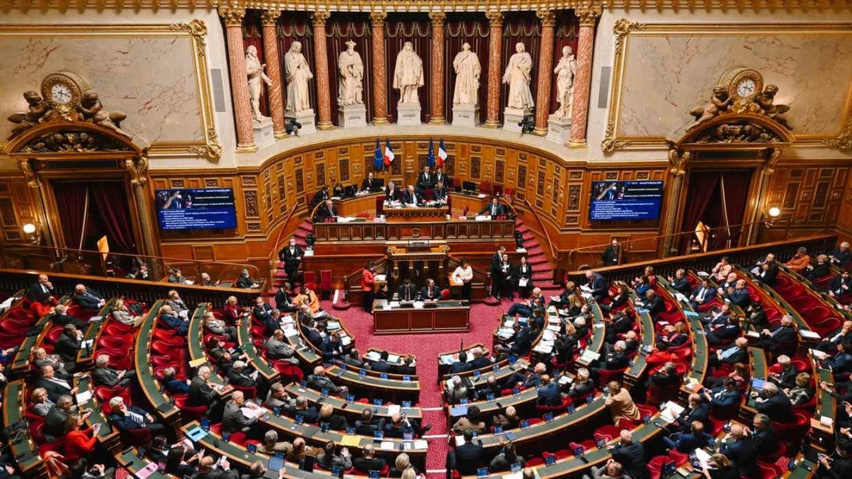El Senado francés aprobó aumentar la edad de jubilación a los 64 años pese a las masivas protestas