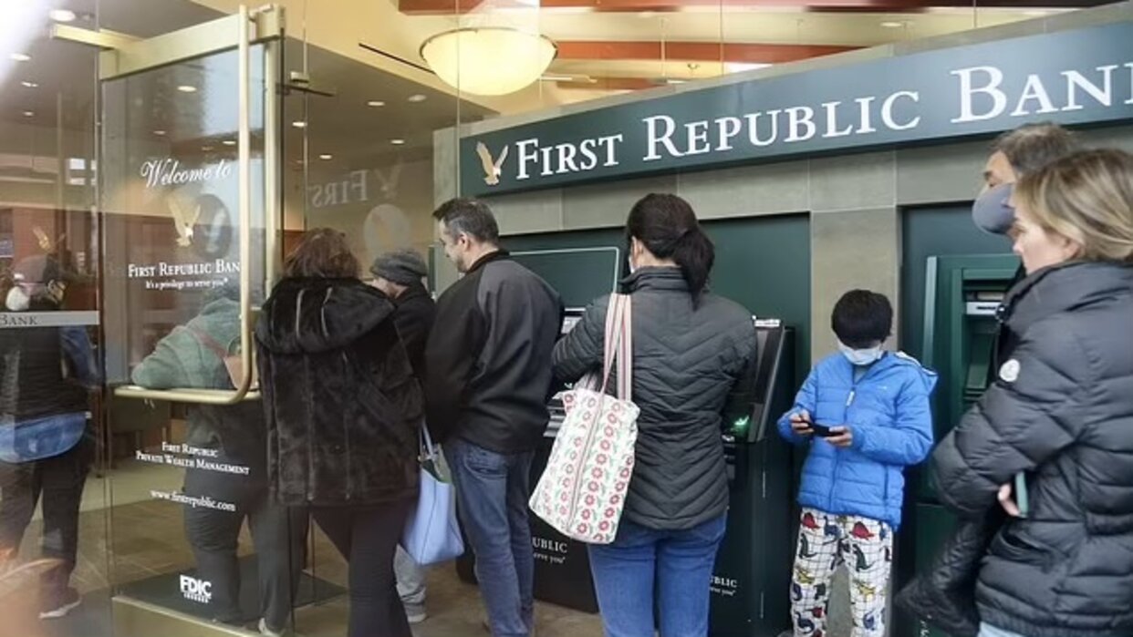 Colapsó financiero: Decenas de personas retiran su dinero de un banco ante el aumento de la incertidumbre en EEUU