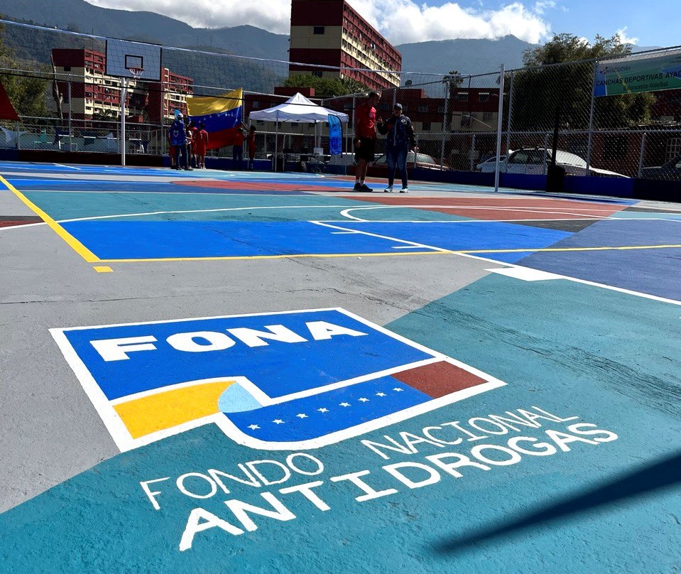 Rehabilitan Complejo Deportivo Ayacucho en el 23 de Enero