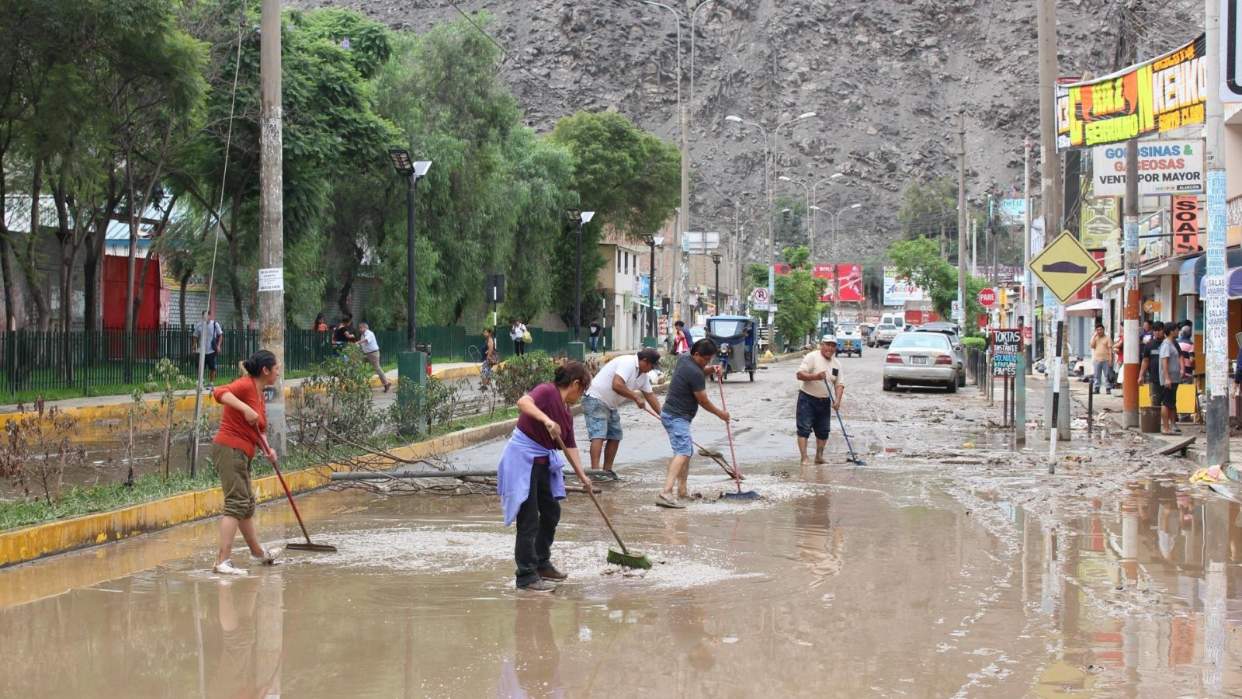 Fuertes lluvias dejaron un muerto en Lima y graves daños en el norte de Perú