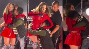 Belinda resultó lesionada por fanático que se abalanzó contra ella en pleno show