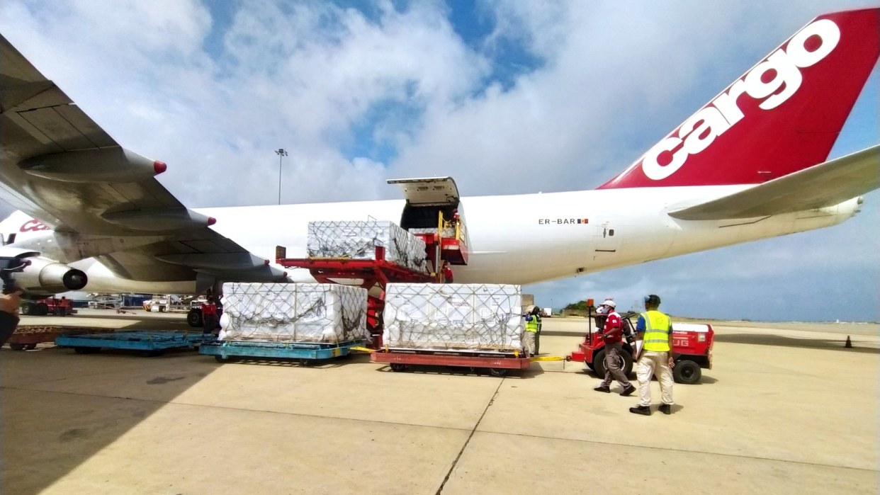 Llegan al país más de 1,8 millones de dosis de vacuna china contra Covid-19