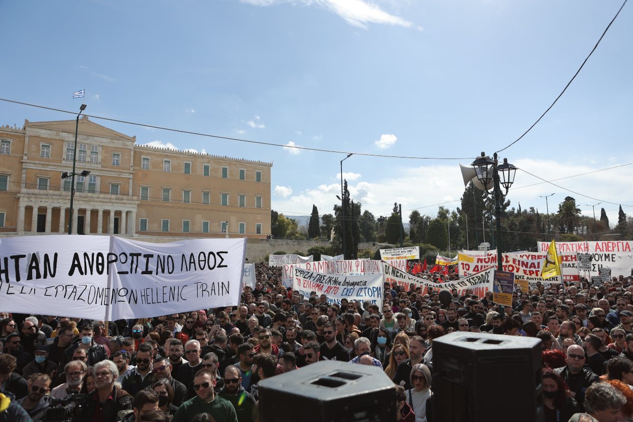 Miles de personas protestan en Atenas por la mortífera colisión de dos trenes