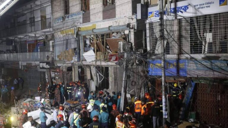 Quince muertos en Bangladés por una explosión en un edificio de oficinas
