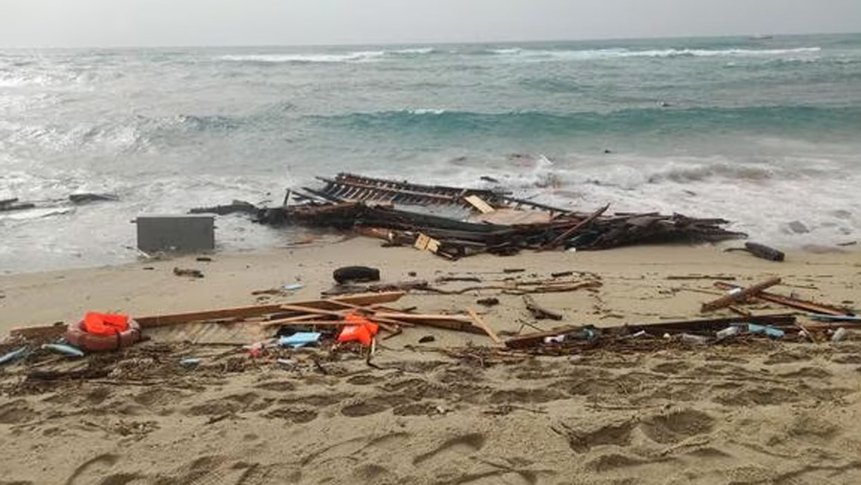 Se elevan a 70 las víctimas del naufragio de Calabria, Italia