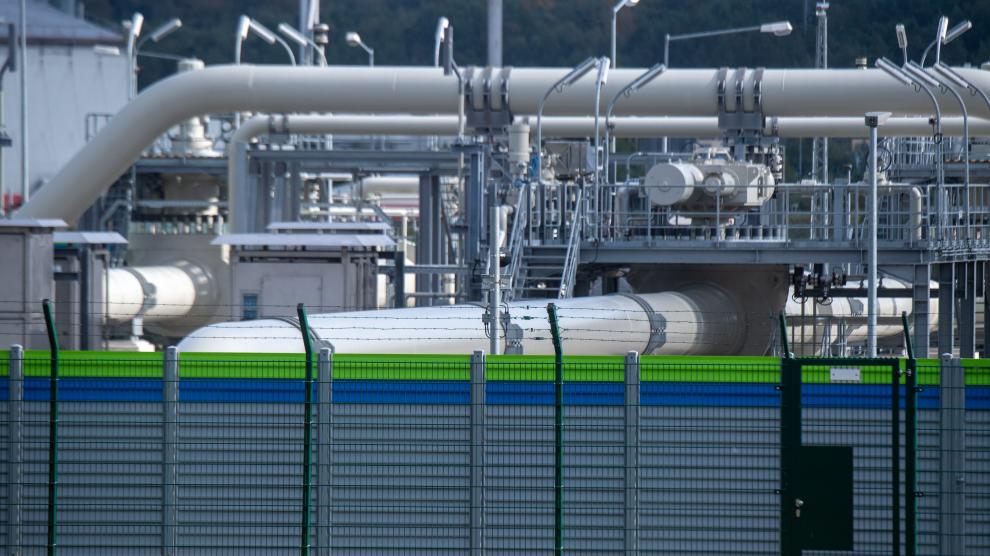 Los ingresos por gas y petróleo en Rusia caen a casi la mitad en dos meses