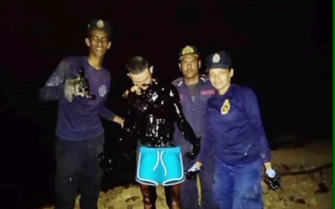 ¡Nadando en petróleo! Bomberos de Anzoátegui rescataron a sujeto que se había lanzado a un estanque de hidrocarburos