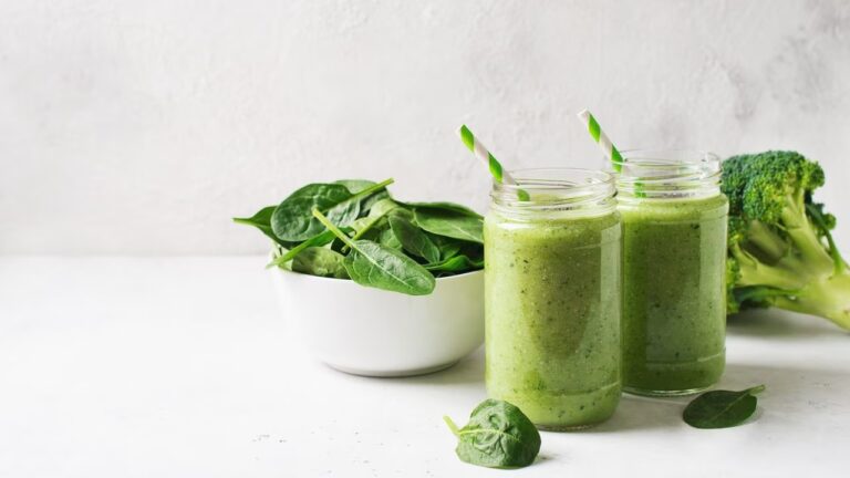 ¿Qué beneficios tiene el jugo de espinaca con brócoli?