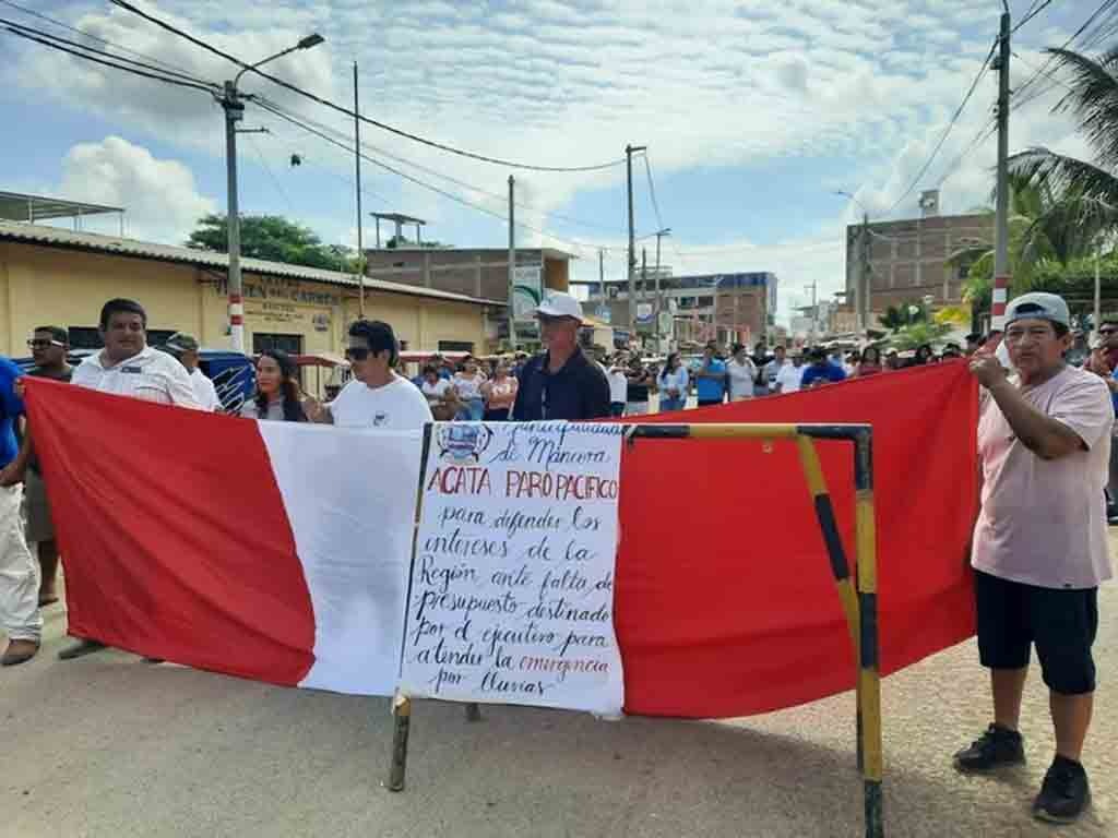 Bloquean pasos a Ecuador y carreteras por huelga en Perú