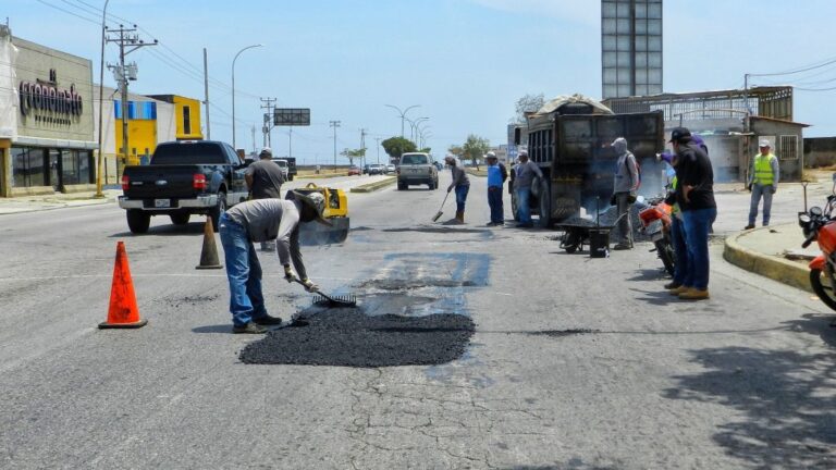 Nueva Esparta | Ejecutivo regional continúa con jornadas de bacheo en avenida José Asunción Rodríguez
