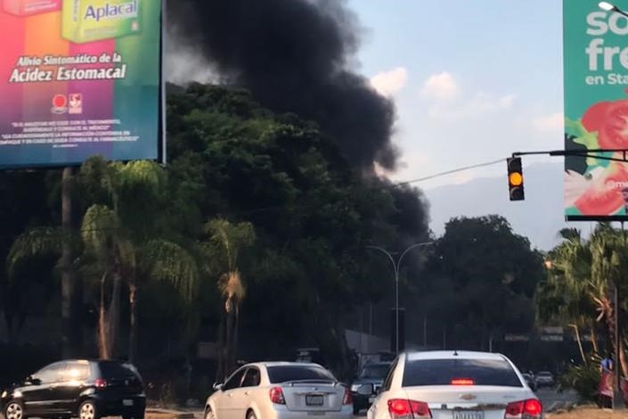 Por explosión ocurrida en la subestación eléctrica de El Cafetal, frente a Plaza Las Américas; Hay varios sectores sin energía