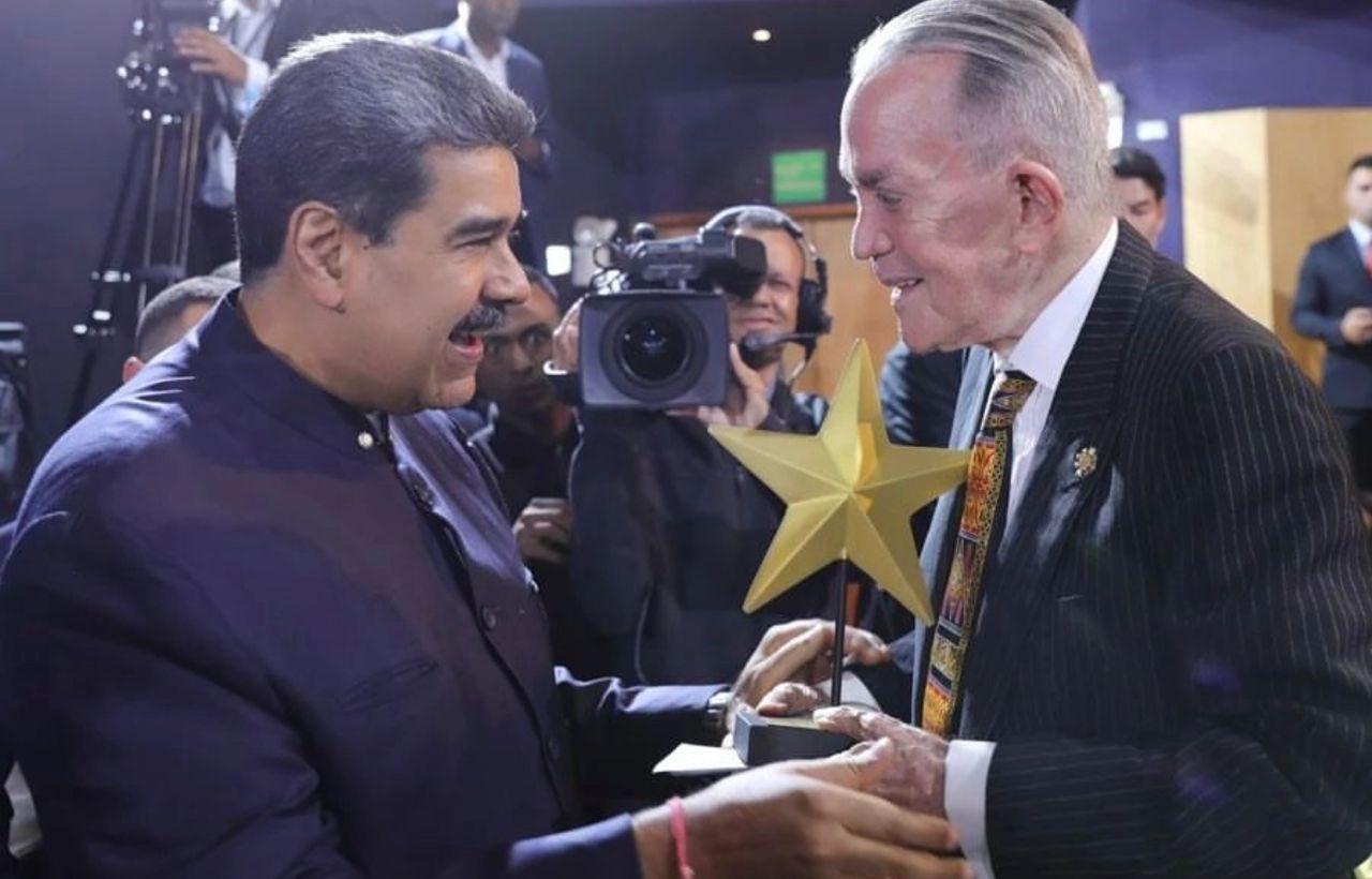 ¡Merecido! Pdte. Nicolás Maduro entregó premio Glorias Artísticas de Venezuela a Gilberto Correa