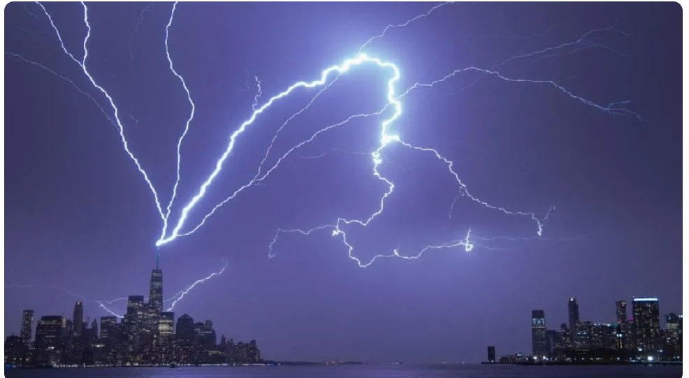 EN VIDEO | El momento en que un rayo iluminó Nueva York al caer sobre un rascacielos del WTC