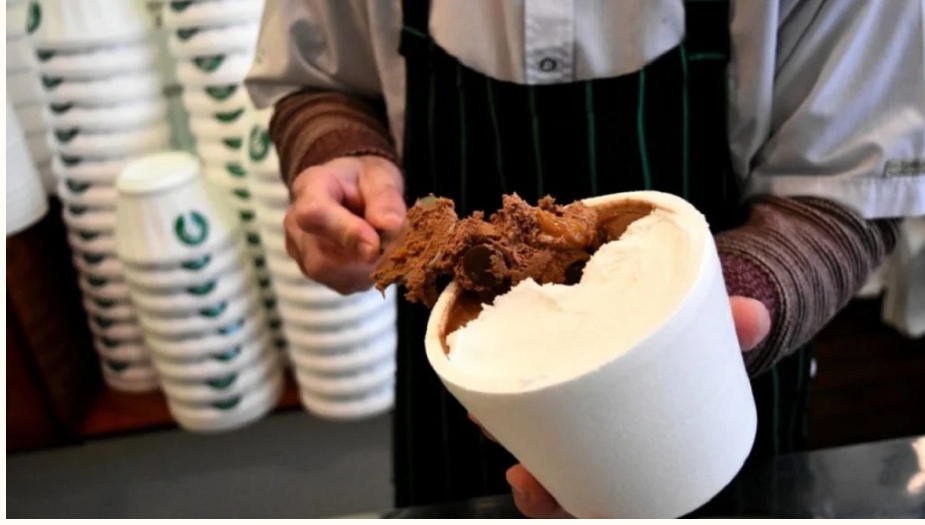Pidió un cuarto de helado, dudó de la cantidad que le sirvieron en el pote y la vendedora reaccionó ante la desconfianza
