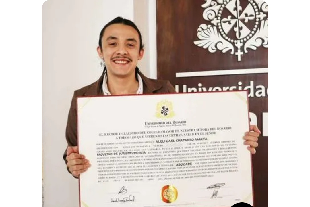 Profesional no binario recibió título de «abogade» por primera vez en Colombia