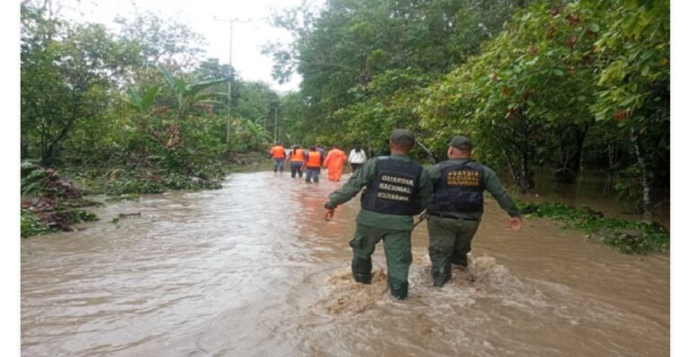 Atienden sectores afectados por crecida de río San Juan en Monagas