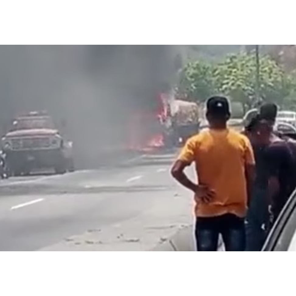 Reportan incendio de una gandola en la autopista Caracas – La Guaira