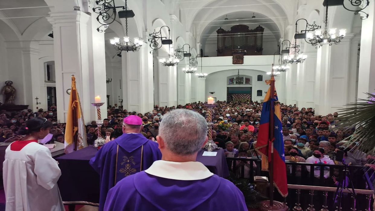 Feligreses amanecieron en la iglesia este miércoles santo para venerar al Nazareno de San Pablo