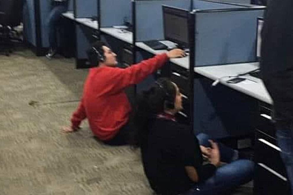 ¡Indignante! En México un call center le quita las sillas a sus empleados como ‘castigo’ por no vender