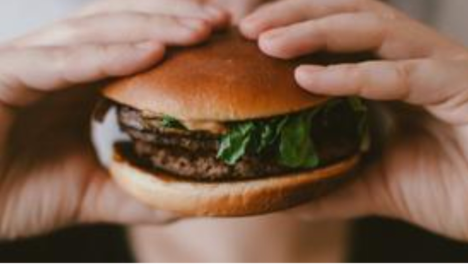 Demandó a restaurante luego de romperse un diente comiendo su hamburguesa