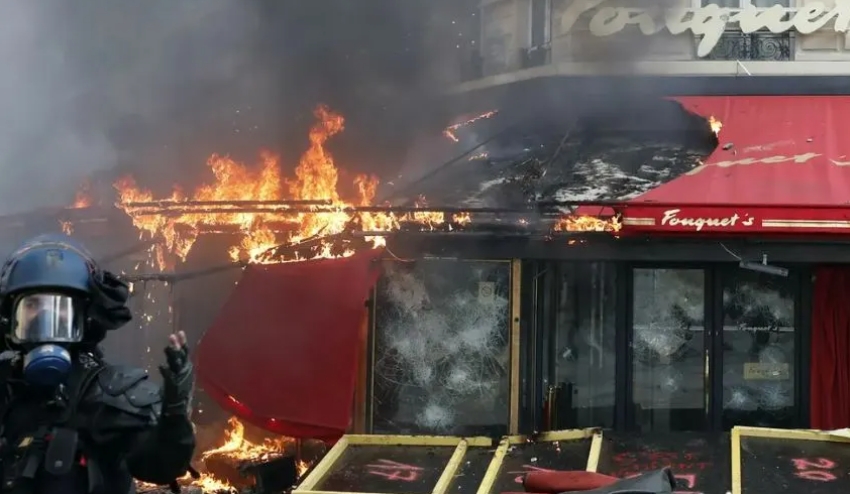 Manifestantes incendian restaurante durante protestas en Francia