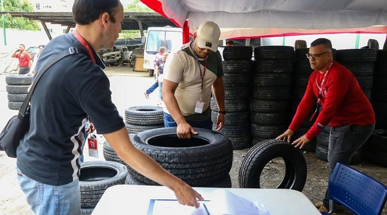 Banco del Tesoro entregó neumáticos a sus trabajadores