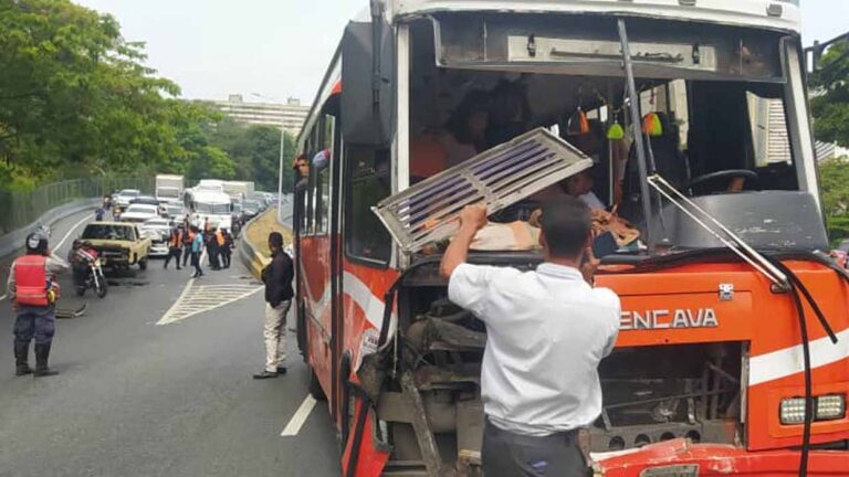 Accidente múltiple de seis vehículos en la autopista Gran Cacique Guaicaipuro no dejó lesionados