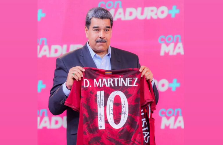 La Selección Nacional de Fútbol Sub-17 le envió la franela del equipo con sus firmas al presidente Maduro