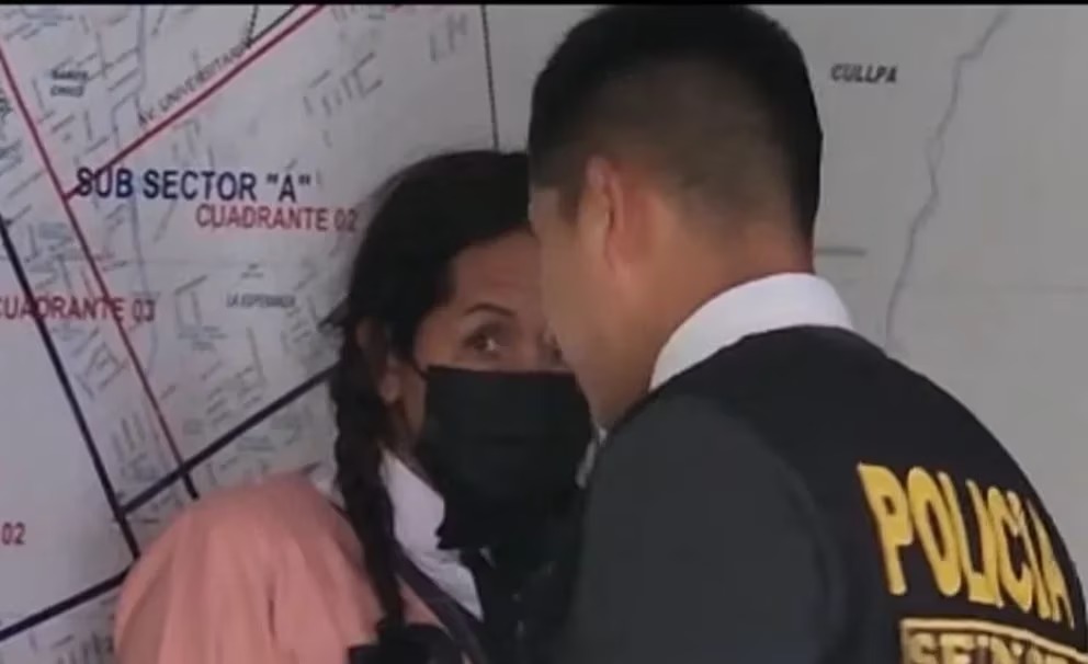Un sujeto de 42 años fue detenido por la Policía Nacional de Perú vestido de escolar en el baño de un colegio de mujeres en Huancayo (+Video)