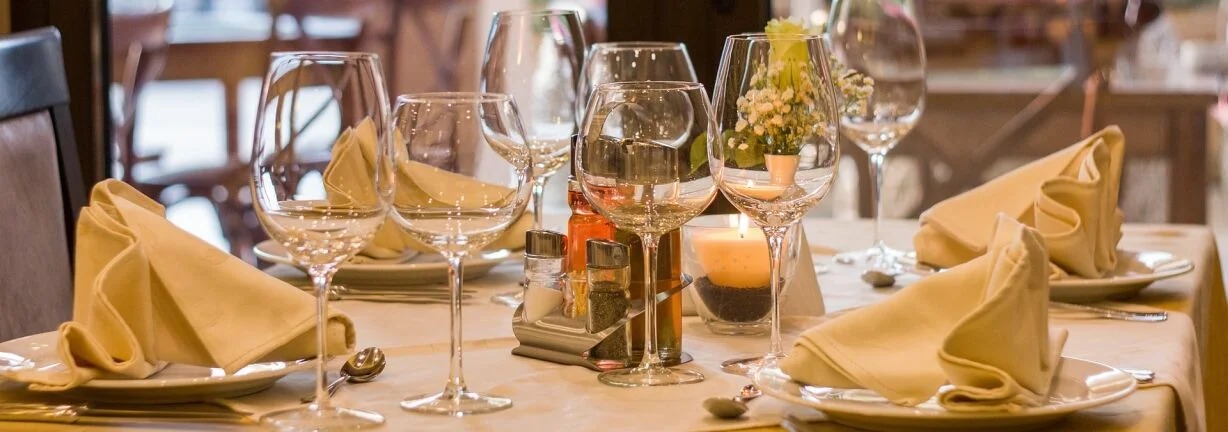 ¡Insólito! Juez avaló el cobro de 510 euros de un restaurante a tres clientes por no anular su reserva