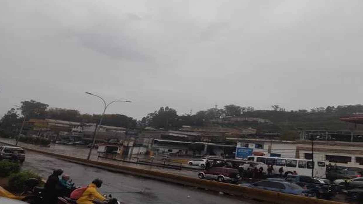 Lluvias causaron inundaciones en la carretera Panamericana y en distintas zonas de Caracas