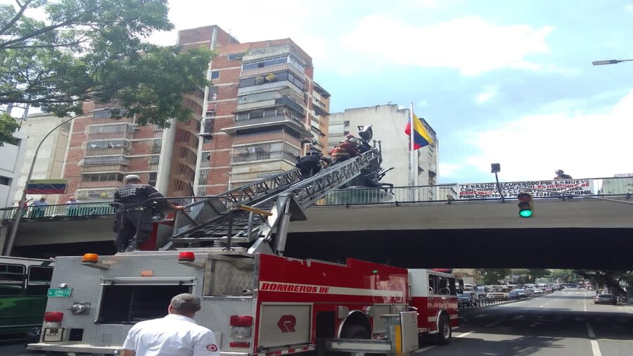 Una mujer intentó quitarse la vida en Puente Llaguno