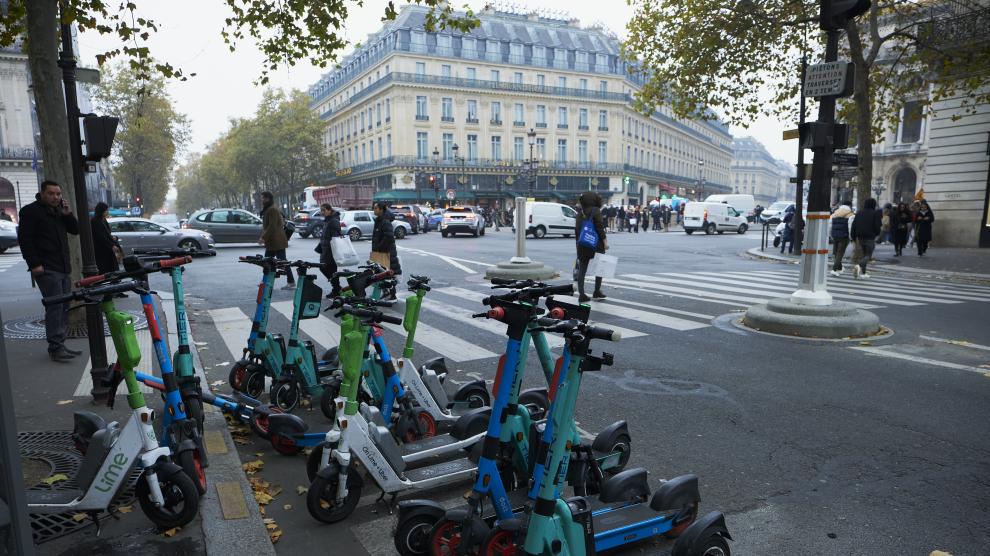 París prohibió los patinetes de alquiler por mayoría en referéndum sobre la continuación de ese servicio
