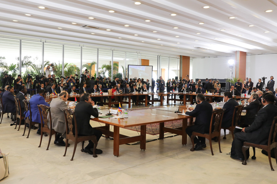 Inició la sesión plenaria de reunión de presidentes de América del Sur en Brasilia