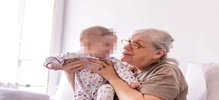 Abuela se negó a cuidar gratis a su nieto, cobró 20 dólares por hora
