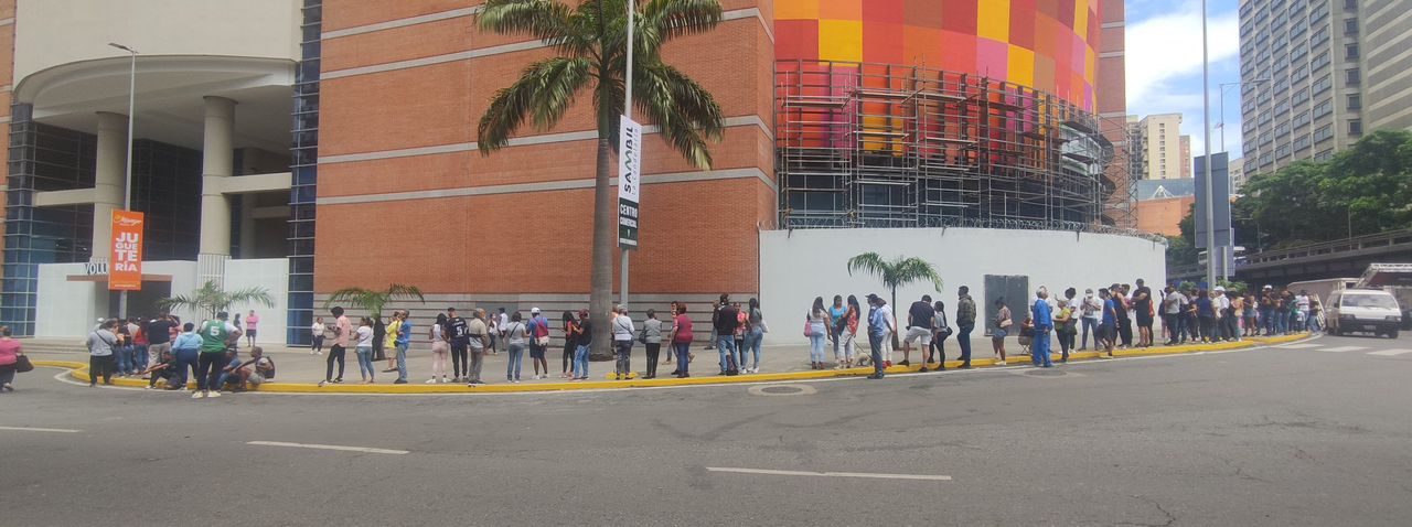 ¡Impresionante! Largas colas en las afueras de Sambil La Candelaria debido a bajos precios en tienda MultiMax Store
