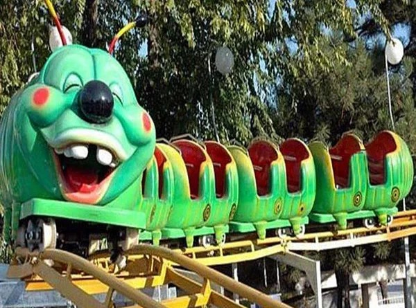 Niños quedaron atrapados en un “gusanito” cuando se fue la luz en parque de diversiones en el Zulia