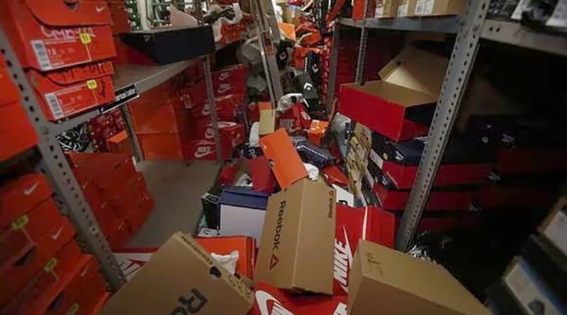 ¡Todas del mismo pie! Robaron más de 200 zapatillas en Perú