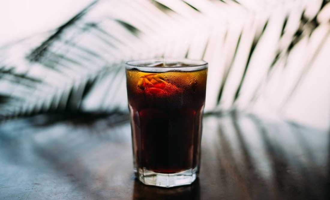 Estos son 4 tipos de bebidas que suben tu colesterol