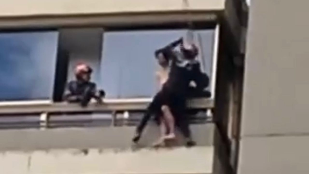 ¡Heroicos Bomberos del Distrito Capital! Rescataron a un hombre que intentaba suicidarse en el municipio Baruta